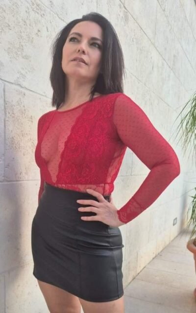 Body rojo de encaje con transparencias para mujer